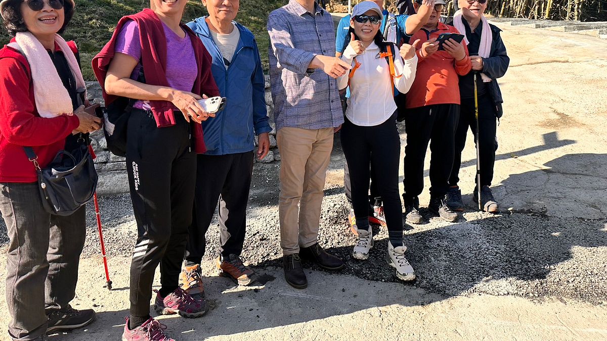 高雄市長與市民朋友於登山口高興合影。(圖/高市環保局提供) 高雄市長與市民朋友於登山口高興合影。(圖/高市環保局提供)