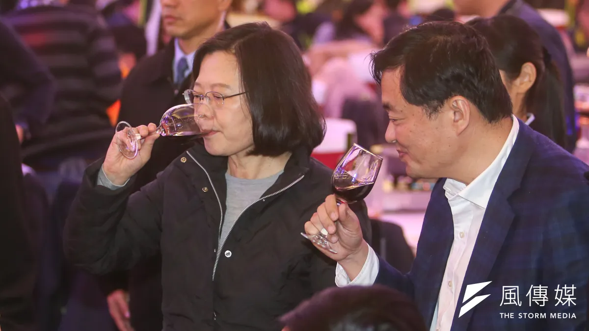 民主進步黨年終餐敘中,蔡英文主席逐桌敬酒。(喝酒過量有害康康∕酒後不開車。陳明仁攝)