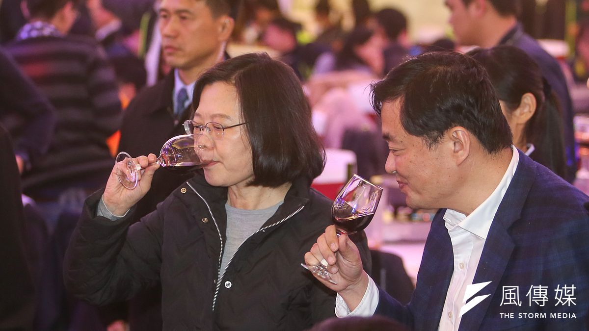 民主進步黨年終餐敘中,蔡英文主席逐桌敬酒。(喝酒過量有害康康∕酒後不開車。陳明仁攝) 民主進步黨年終餐敘中,蔡英文主席逐桌敬酒。(喝酒過量有害康康∕酒後不開車。陳明仁攝)