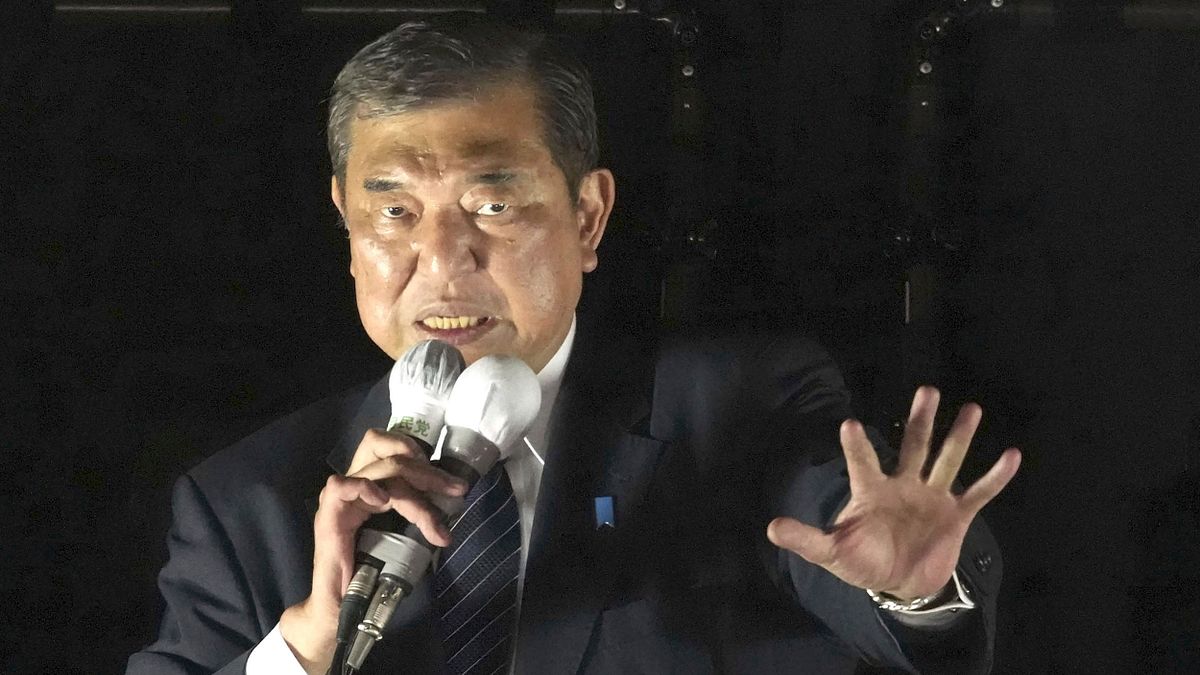2024年10月26日、選挙戦最終日に東京都内で街頭演説を行う石破茂首相(自民党総裁)(AP) 2024年10月26日、選挙戦最終日に東京都内で街頭演説を行う石破茂首相(自民党総裁)(AP)
