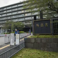 外務省の岩本中東アフリカ局長がレバノンを訪問し、要人往来の強化や中東の平和と安定に向けた協力推進で合意した。(写真/AP通信提供) 外務省の岩本中東アフリカ局長がレバノンを訪問し、要人往来の強化や中東の平和と安定に向けた協力推進で合意した。(写真/AP通信提供)