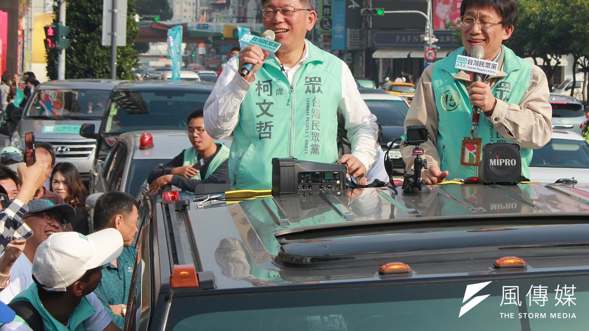 台灣民眾黨主席柯文哲(左)5日下午在台中車隊掃街,找來藝人郭子乾(右)扮演分身「柯蚊哲」助陣。(方炳超攝) 台灣民眾黨主席柯文哲(左)5日下午在台中車隊掃街,找來藝人郭子乾(右)扮演分身「柯蚊哲」助陣。(方炳超攝)