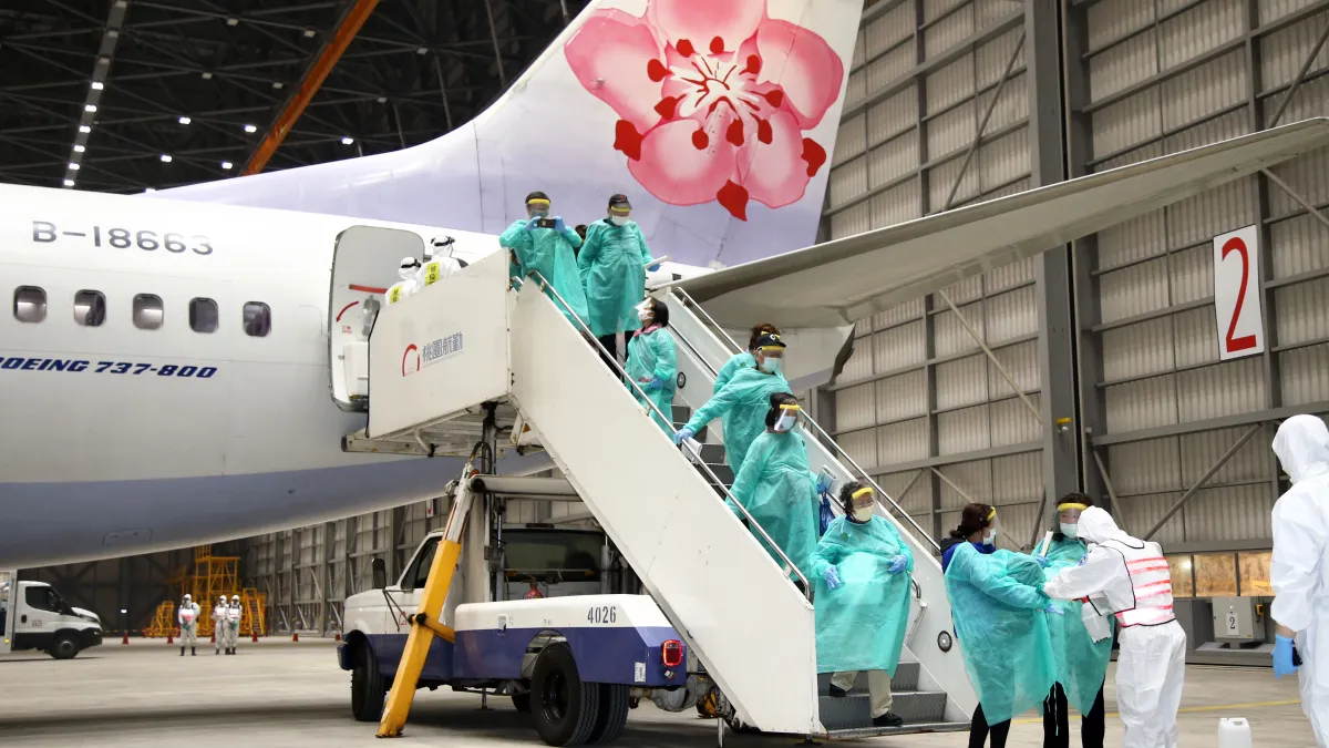 政府於3、4月間,派出4架次班機,接回逾1000名滯留於湖北的台僑。(資料照,取自軍聞社)