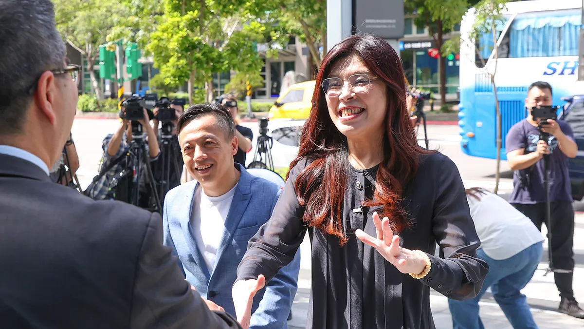 國民黨主席候選人鄭麗文今(17)日接受節目專訪強調,她會是站在第一線、身先士卒的黨主席,而非高高在上、需要別人保護的黨主席。(顏麟宇攝) 國民黨主席候選人鄭麗文今(17)日接受節目專訪強調,她會是站在第一線、身先士卒的黨主席,而非高高在上、需要別人保護的黨主席。(顏麟宇攝)