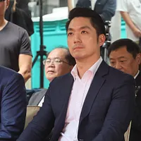 蔣萬安氏(右)は市長就任から3年。台北市の公務員不足は一段と深刻化している。(写真/柯承惠撮影) 蔣萬安氏(右)は市長就任から3年。台北市の公務員不足は一段と深刻化している。(写真/柯承惠撮影)