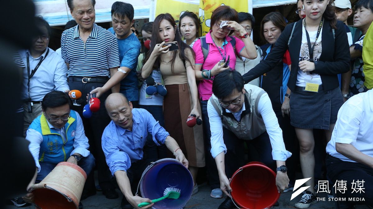高雄市決定提高金獅湖水位養魚吃孑孓防治登革熱,蚊蟲專家則認為仍應多管齊下,疾管署建議再諮詢專家。(資料照,圖/徐炳文攝) 高雄市決定提高金獅湖水位養魚吃孑孓防治登革熱,蚊蟲專家則認為仍應多管齊下,疾管署建議再諮詢專家。(資料照,圖/徐炳文攝)