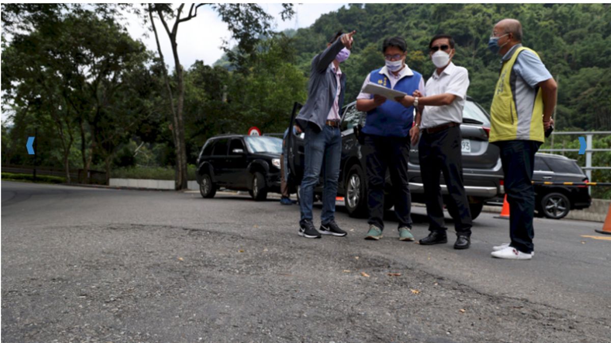 南投縣長林明溱實勘水里鄉車埕村民權巷及新興村新興巷旁坑溝,均因年久失修路面破損、排水不良問題。(圖/南投縣政府提供) 南投縣長林明溱實勘水里鄉車埕村民權巷及新興村新興巷旁坑溝,均因年久失修路面破損、排水不良問題。(圖/南投縣政府提供)