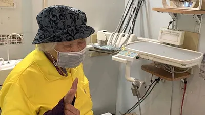 害怕看診的黃奶奶,看完診後很開心,很滿意的比Yeah。(圖/新北市原民局提供)