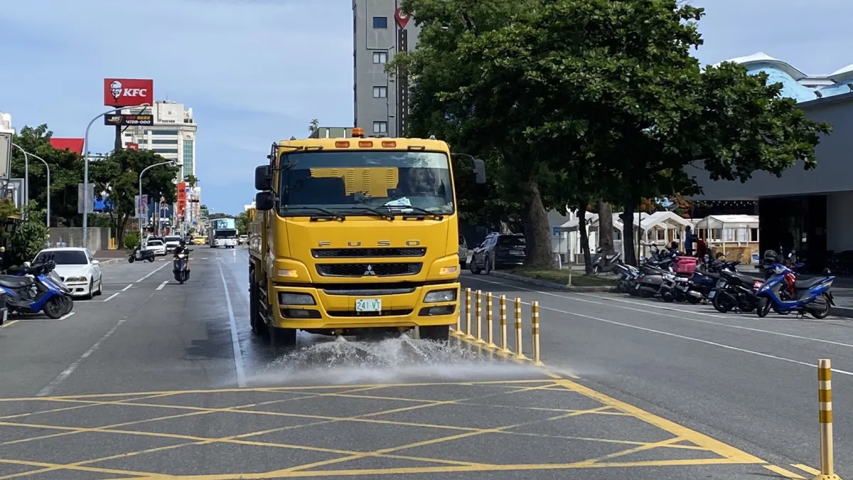 臺東縣環保局出動洗街車進行街道洗灑清理,同時啟動高溫應變措施。(圖/臺東縣政府環保局提供)