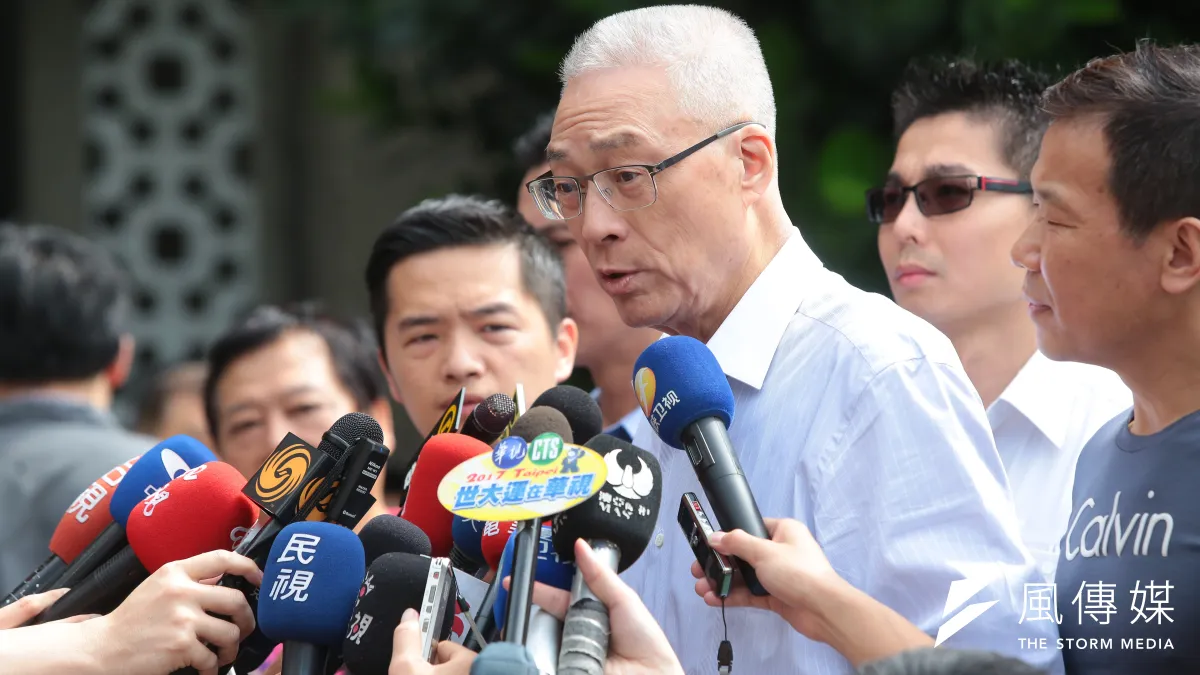 國民黨20日舉行黨主席選舉,候選人前副總統吳敦義一早便至強恕中學投開票所投票。(顏麟宇攝)