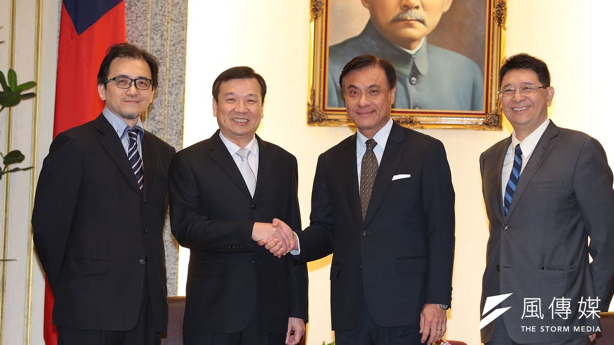 立院院長蘇嘉全13日舉行朝野協商,敲定考試院人事行使同意權時間,圖為總統府代秘書長劉建忻與考試院副院長被提名人李逸洋27日至立法院拜會院長蘇嘉全。(顏麟宇攝) 立院院長蘇嘉全13日舉行朝野協商,敲定考試院人事行使同意權時間,圖為總統府代秘書長劉建忻與考試院副院長被提名人李逸洋27日至立法院拜會院長蘇嘉全。(顏麟宇攝)