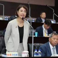 南投縣長許淑華在議會答覆議員質詢2026日月潭萬人泳渡活動舉辦進度。(圖/南投縣政府) 南投縣長許淑華在議會答覆議員質詢2026日月潭萬人泳渡活動舉辦進度。(圖/南投縣政府)