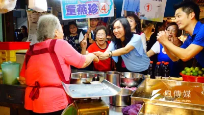 20181108-國民黨立委蔣萬安陪同高雄市長候選人韓國瑜夫人李佳芬,9日上午在高雄三民市場掃街拜票。(羅暐智攝)