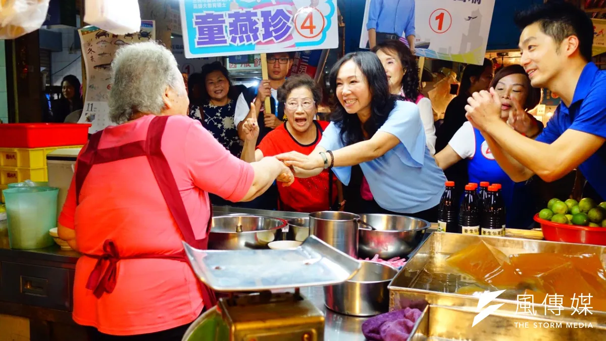 20181108-國民黨立委蔣萬安陪同高雄市長候選人韓國瑜夫人李佳芬,9日上午在高雄三民市場掃街拜票。(羅暐智攝)