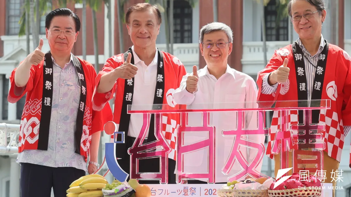 日本台灣交流協會台北事務所代表泉裕泰(右起)、行政院院長陳建仁、 前立法院長蘇嘉全、外交部部長吳釗燮出席2023台日水果夏祭開幕式。(柯承惠攝)