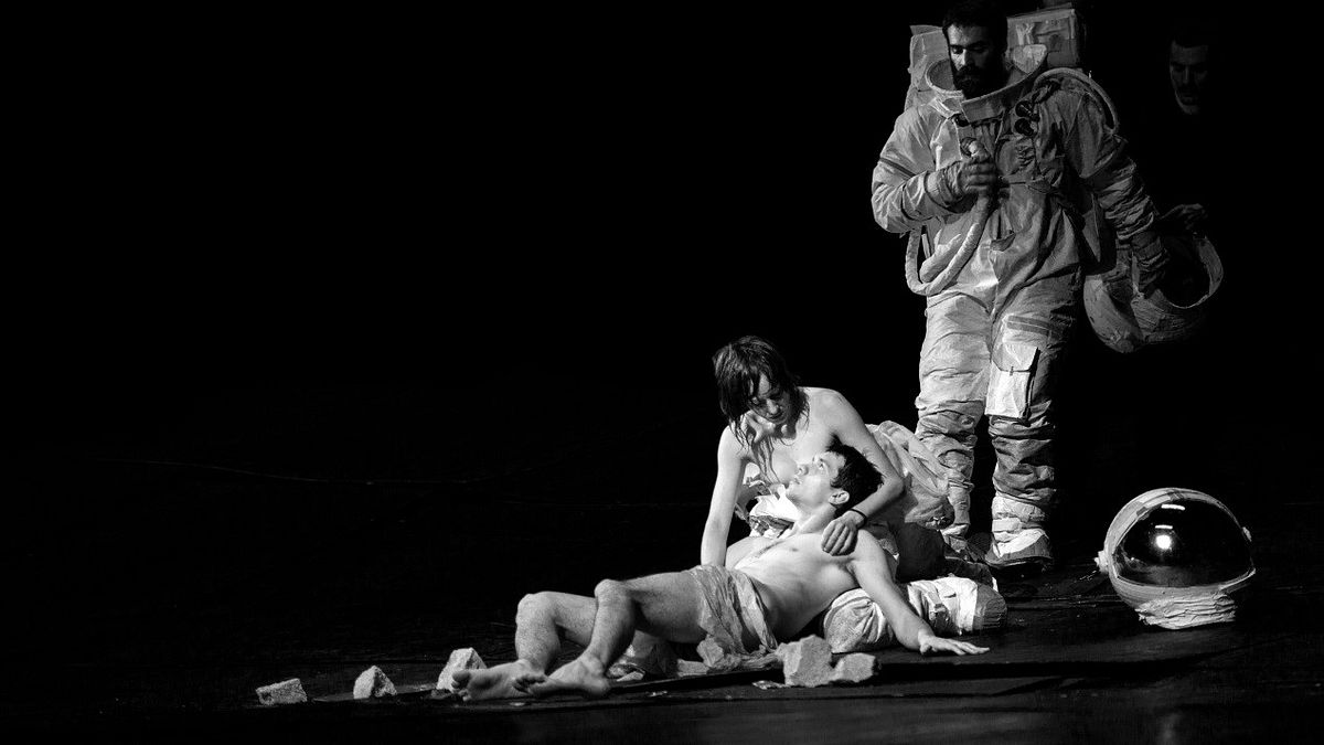 本季最不可錯過!希臘劇場幻象大師迪米特里.帕派約安努首次來台,演出作品《偉大馴服者》詮釋時間主宰生命的馬戲團玩笑。(圖/兩廳院【2017舞蹈秋天】提供) 本季最不可錯過!希臘劇場幻象大師迪米特里.帕派約安努首次來台,演出作品《偉大馴服者》詮釋時間主宰生命的馬戲團玩笑。(圖/兩廳院【2017舞蹈秋天】提供)