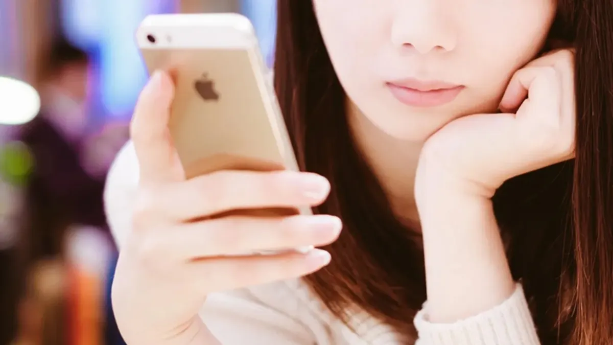 交友軟體配對到比自己條件好很多的,多數都是詐騙。(示意圖/取自pakutaso)