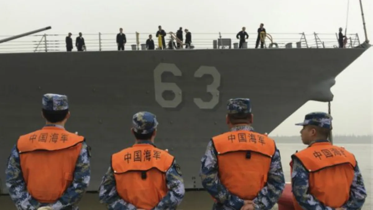 美國飛彈驅逐艦史塔森號周一到上海進行訪問,史塔森號在中國海軍人員注視下靠岸。(BBC中文網)
