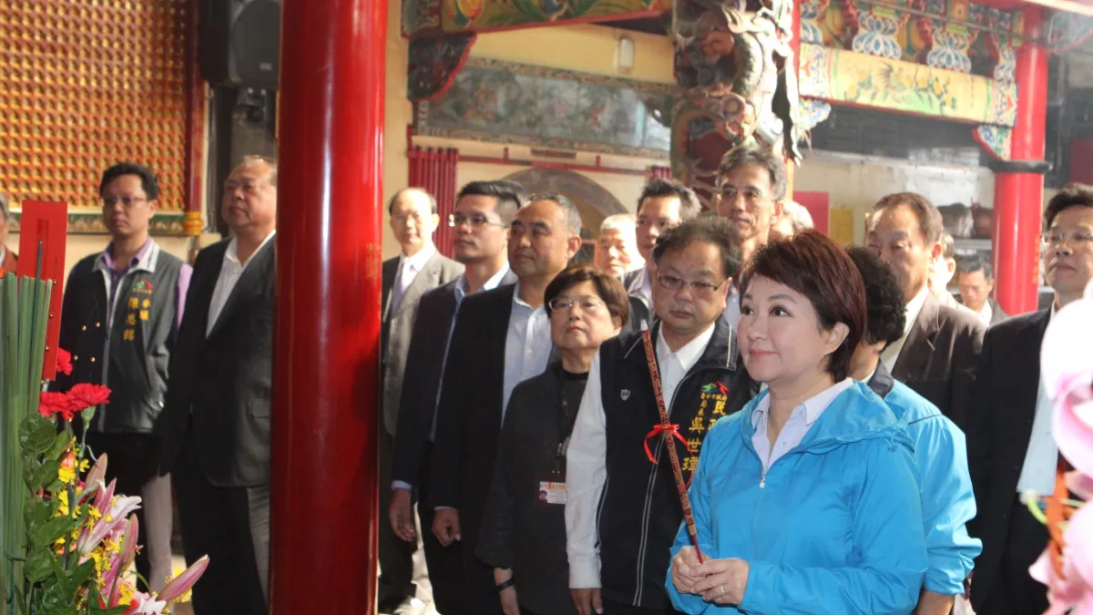 台中市長盧秀燕參拜豐原廣福宮,現場表示加強豐原重大建設。(圖/臺中市政府提供)
