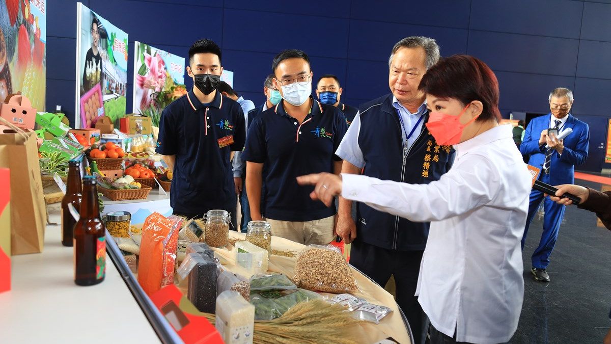 台中市各界慶祝111年度農民節表彰大會設置「台中青農young農產成果展示區」展示台中市各區農會輔導青年農民的農產品亮眼成果,盧秀燕逐一參觀。(圖/台中市政府) 台中市各界慶祝111年度農民節表彰大會設置「台中青農young農產成果展示區」展示台中市各區農會輔導青年農民的農產品亮眼成果,盧秀燕逐一參觀。(圖/台中市政府)