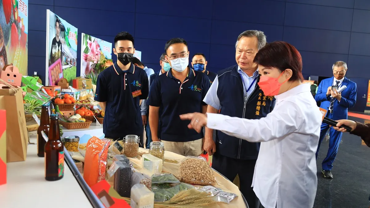 台中市各界慶祝111年度農民節表彰大會設置「台中青農young農產成果展示區」展示台中市各區農會輔導青年農民的農產品亮眼成果,盧秀燕逐一參觀。(圖/台中市政府)