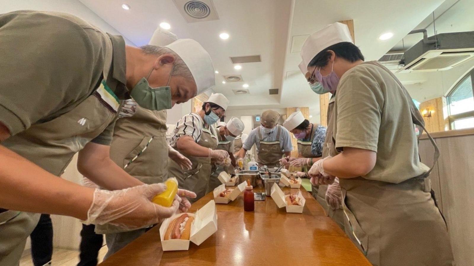 企業留用屆齡65歲勞工最高領25.8萬!勞動部116年補助9月1日開跑,行業門檻與申請流程一次看