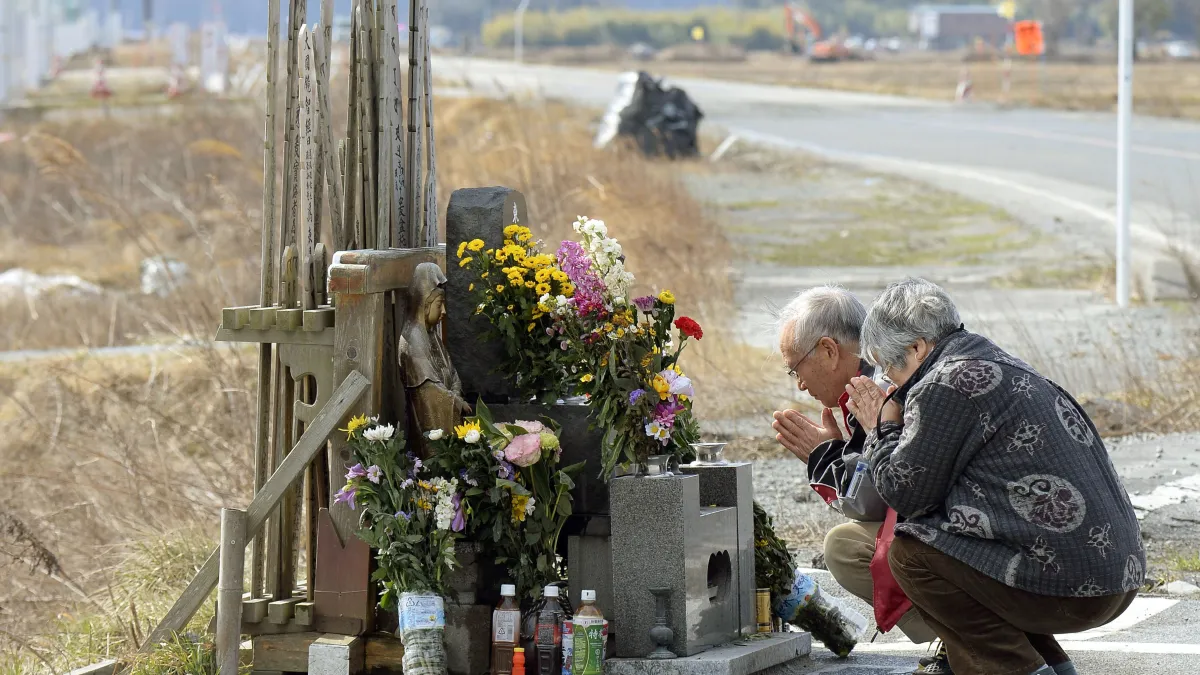 兩位老人家在3月11日回到福島縣災區,祭拜4年前不幸在311震災中逝世的親人(美聯社)