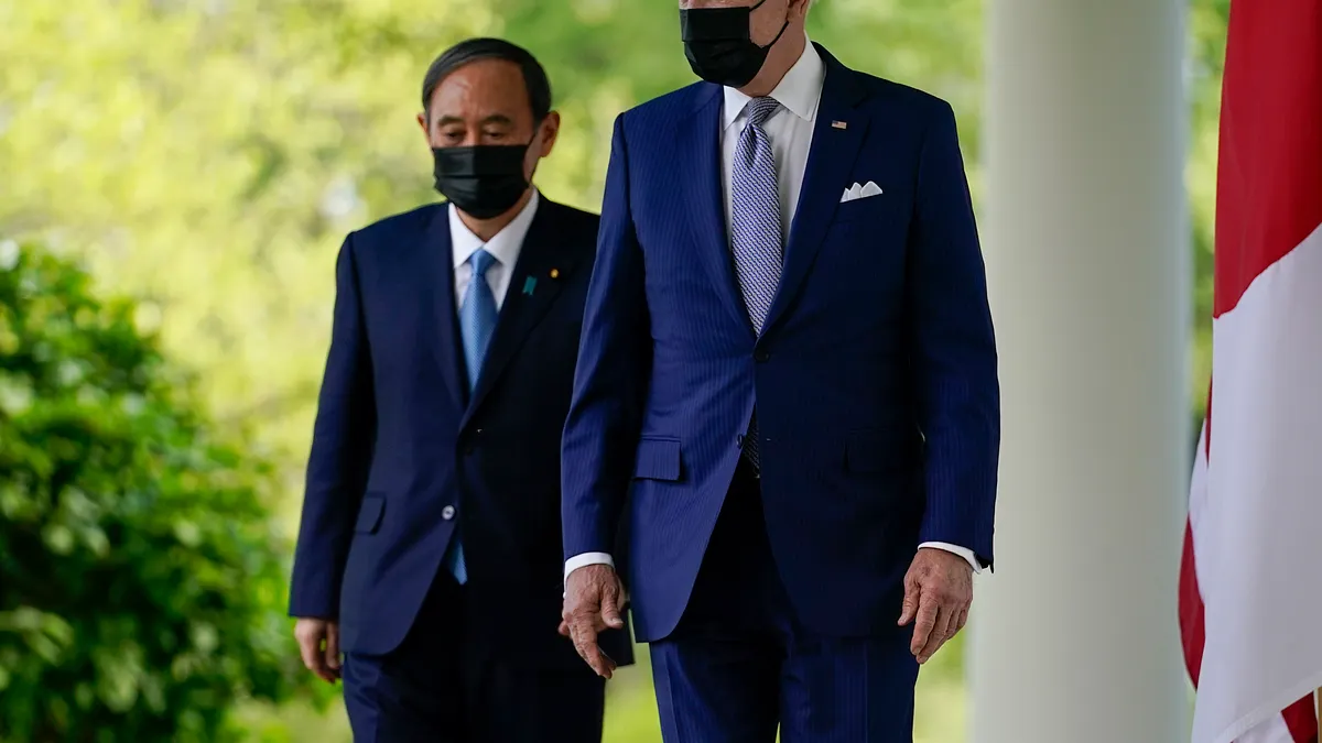 2021年4月16日,日本首相菅義偉與美國總統拜登在白宮舉行首次面對面會談。(AP)