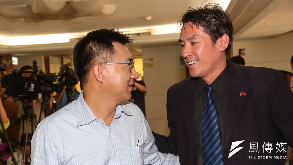 資深媒體人黃暐瀚(右)支持國民黨改名為「中華民國國民黨」,並指出台灣可能有將近過半選民不接受「中國」這2個字。(資料照,顏麟宇攝) 資深媒體人黃暐瀚(右)支持國民黨改名為「中華民國國民黨」,並指出台灣可能有將近過半選民不接受「中國」這2個字。(資料照,顏麟宇攝)