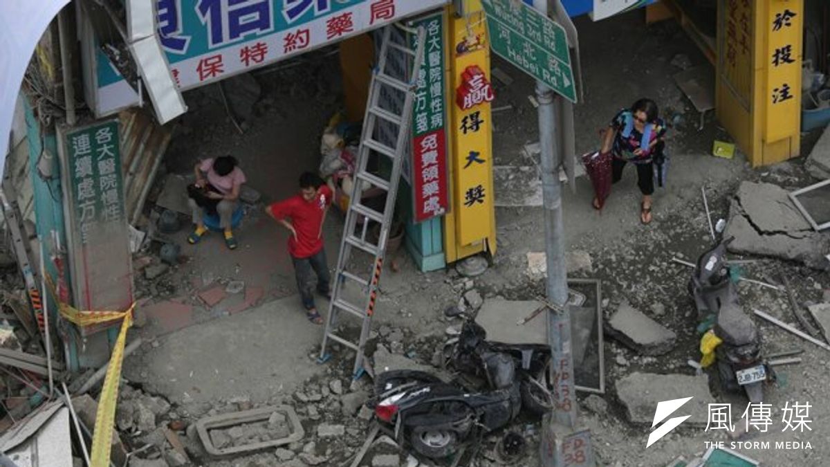 高雄大氣爆現場,武慶三路,三多一路口。(余志偉攝) 高雄大氣爆現場,武慶三路,三多一路口。(余志偉攝)