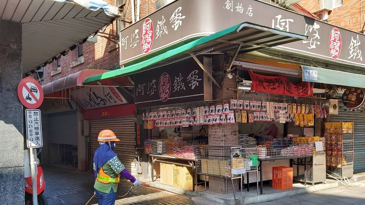 環保局啟動針對交通場站、市集與觀光景點、逾1,360處,每月進行至少1次消毒作業。(圖/新北市環保局提供) 環保局啟動針對交通場站、市集與觀光景點、逾1,360處,每月進行至少1次消毒作業。(圖/新北市環保局提供)