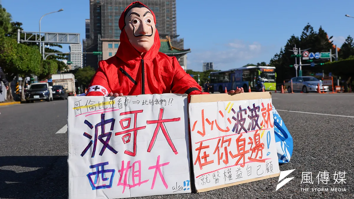 就在藍綠陣營陸續公布立委不分區名單之際,醫事人員發起的「黑十字運動」,11月19日正式上凱道。(資料照,顏麟宇攝) 就在藍綠陣營陸續公布立委不分區名單之際,醫事人員發起的「黑十字運動」,11月19日正式上凱道。(資料照,顏麟宇攝)