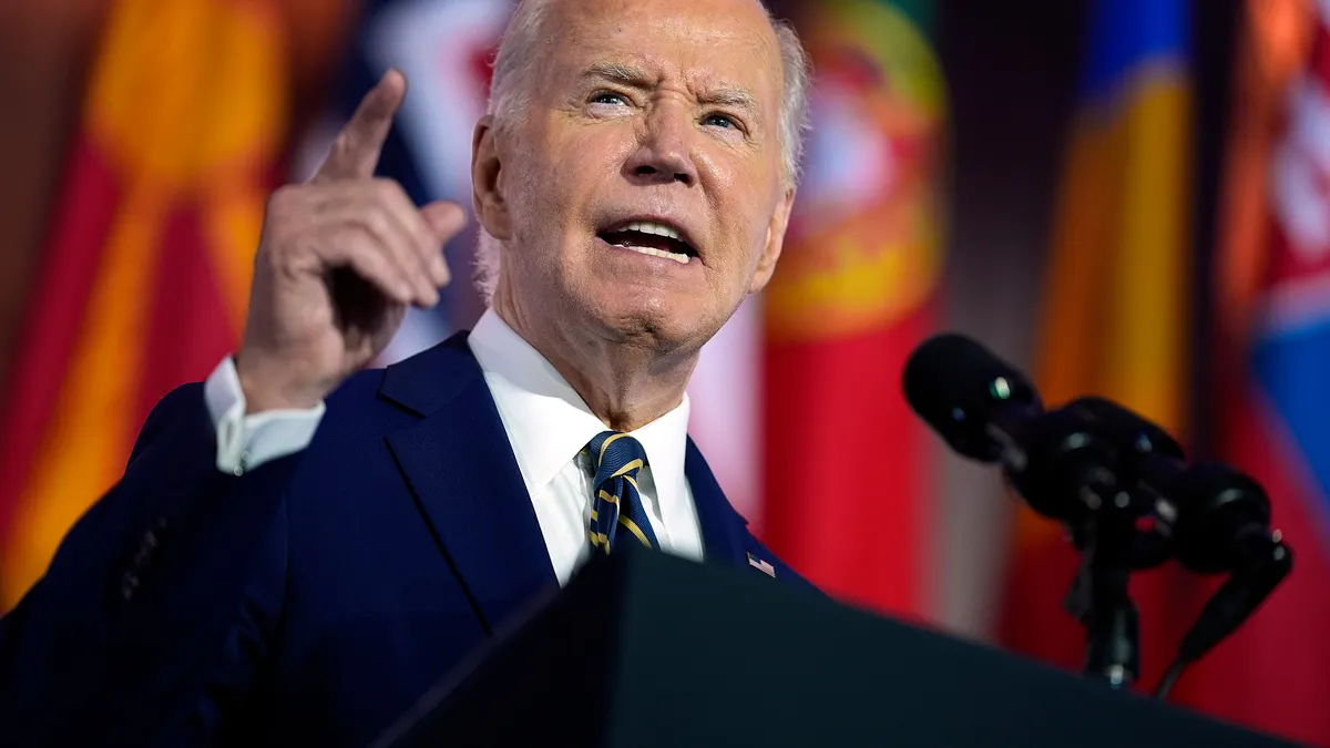 據傳美國總統拜登因罹帕金森氏症才會有「失智」表現,不管真假,最近拜登的種種言行都象徵著美國之老化和衰退。(資料照,美聯社)