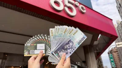 全民咖啡升級術 讓你的補貼變更有「濃」度!85℃加碼跟進抽一萬!11月14日、11月21日和11月28日,週五咖啡日單筆購買2張(含)以上中大杯咖啡寄杯卡,即可自動抽一萬元,共五名。(圖/85度C提供)