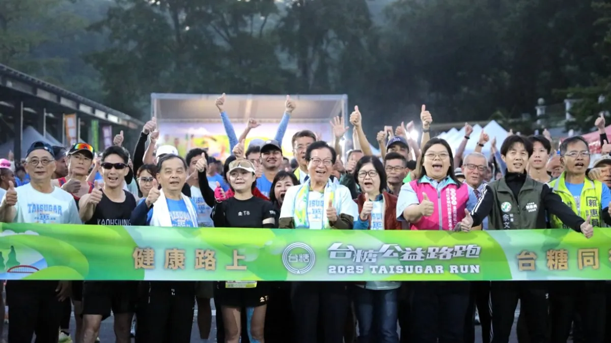 台糖公益路跑盛大登場, 台糖董事長吳明昌(前排中)全程跑完11公里組別路程,並11萬元等值物資做公益。(圖/台糖提供) 台糖公益路跑盛大登場, 台糖董事長吳明昌(前排中)全程跑完11公里組別路程,並11萬元等值物資做公益。(圖/台糖提供)