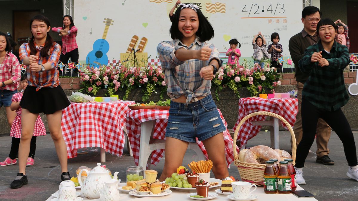 435野餐音樂節 千人穿格紋裝大跳快閃舞 435野餐音樂節 千人穿格紋裝大跳快閃舞