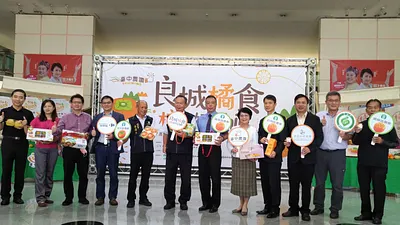推廣當季優質柑橘及甜柿,台中市政府農業局輔導豐原、和平區農會在豐原陽明市政大樓辦上市行銷記者會,宣傳台中柑橘及甜柿行銷通路。(圖/台中市政府提供)