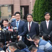 就任6年周年を迎えた陳其邁・高雄市長(右端)。与野党支持層から幅広い支持を得ている。(撮影/顔麟宇) 就任6年周年を迎えた陳其邁・高雄市長(右端)。与野党支持層から幅広い支持を得ている。(撮影/顔麟宇)