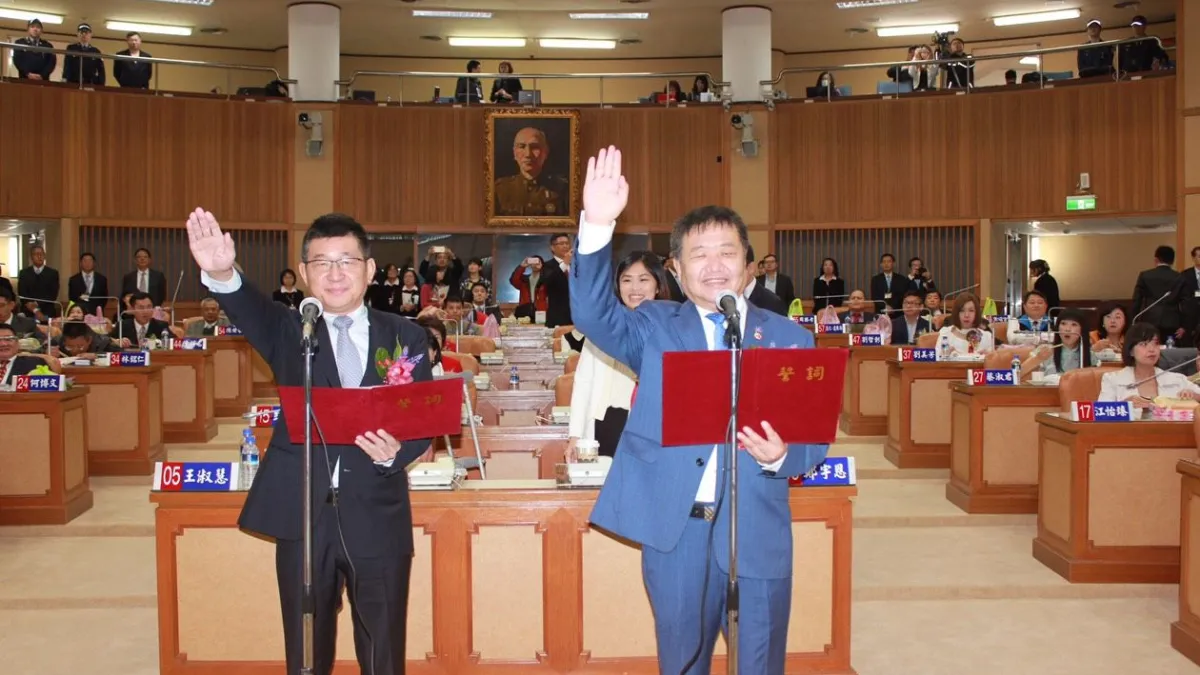 新北市議會蔣根煌(右)獲得39票連任議長,副議長則由陳鴻源(左)當選。(圖/新北市議會提供)