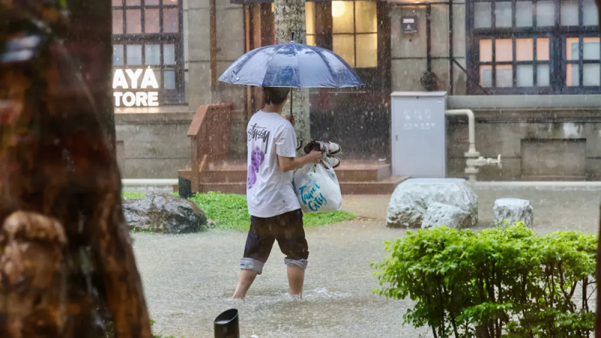 受白海豚颱風及其外圍環流影響,氣象署針對 12 縣市發布豪大雨特報,台北市山區及竹苗山區需嚴防大豪雨致災。(圖/中央社)