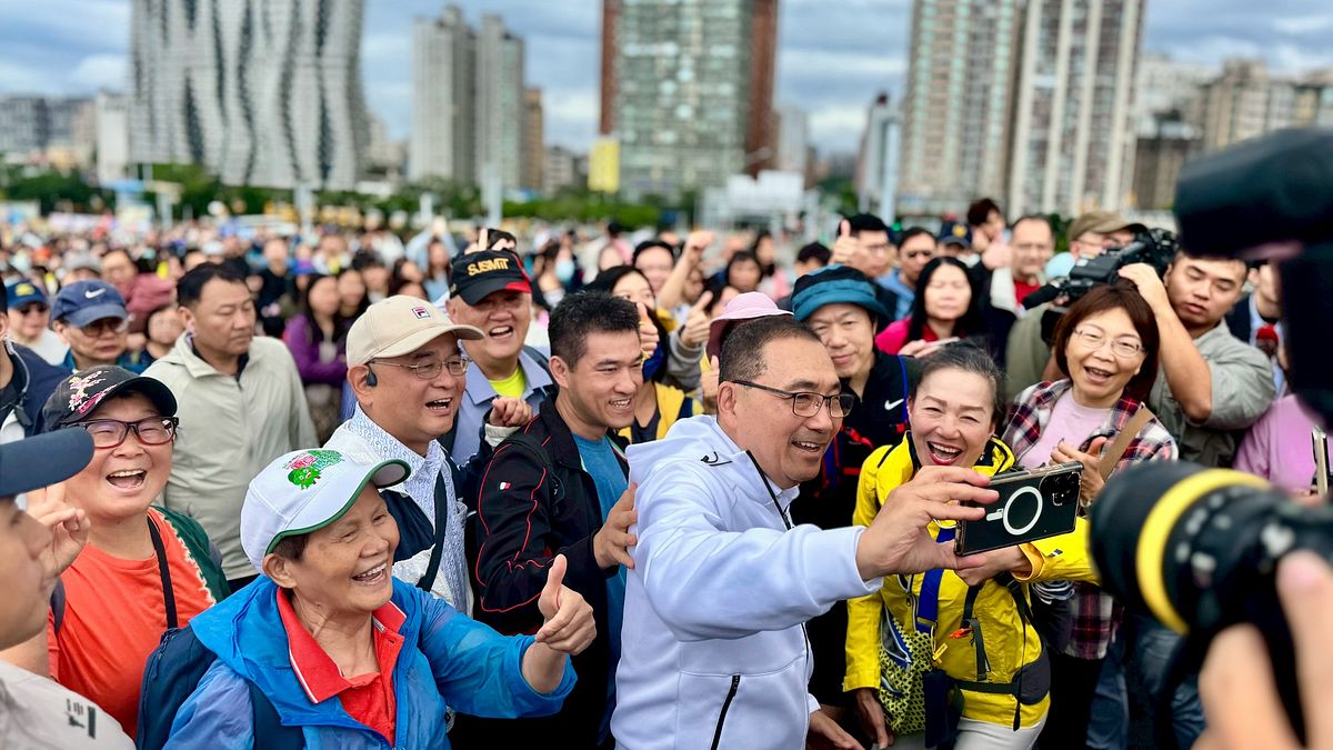 見證世紀地標!淡江大橋健行創紀錄,十萬人潮擠爆淡水搶走「一生期待之路」