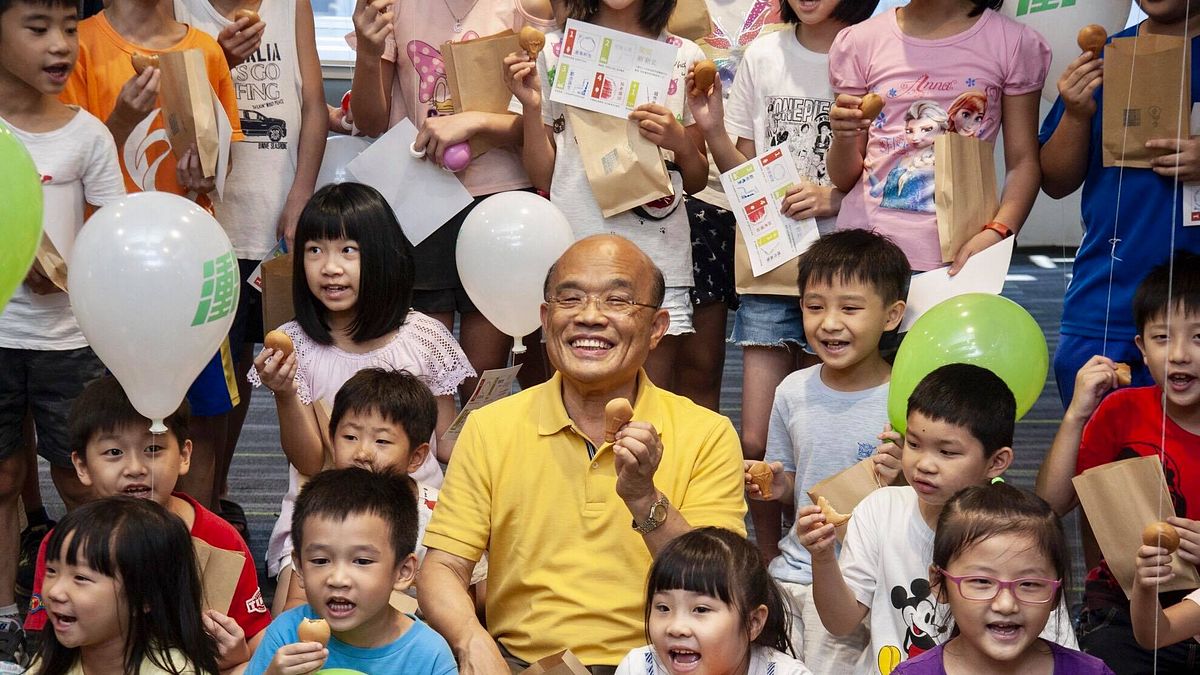 民進黨新北市長候選人蘇貞昌日前拋出興建「親子體驗博物館」政見,除了提供家長安心「遛小孩」的去處,更重要的是,替0至12歲的孩童打造一座「寓教於樂」、「玩中學」的快樂天堂。圖為蘇貞昌8月12日於競選辦公室舉辦「新新北親子日」。(示意圖,取自蘇貞昌臉書) 民進黨新北市長候選人蘇貞昌日前拋出興建「親子體驗博物館」政見,除了提供家長安心「遛小孩」的去處,更重要的是,替0至12歲的孩童打造一座「寓教於樂」、「玩中學」的快樂天堂。圖為蘇貞昌8月12日於競選辦公室舉辦「新新北親子日」。(示意圖,取自蘇貞昌臉書)