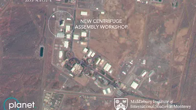 伊朗中部納坦茲核電廠2日凌晨2時06分發生大規模爆炸,其中一棟建築被燒成廢墟。(AP)