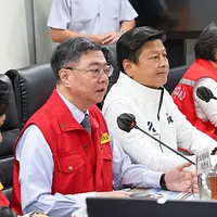 卓榮泰氏は「現段階では人命救助に集中し、責任の検証は後日に」と強調したが、傅崐萁氏は中央政府の責任逃れを非難し、さらに民進党立法委員の呉思瑤氏を名指しして「民進党の側近は皆同じだ。院長も批判されると席を立つ」と批判した。(写真/顏麟宇撮影) 卓榮泰氏は「現段階では人命救助に集中し、責任の検証は後日に」と強調したが、傅崐萁氏は中央政府の責任逃れを非難し、さらに民進党立法委員の呉思瑤氏を名指しして「民進党の側近は皆同じだ。院長も批判されると席を立つ」と批判した。(写真/顏麟宇撮影)