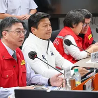 行政院長の卓榮泰氏(左から2人目)と国民党総召の傅崐萁氏(右から3人目)が23日、中央災害応変センターを訪れ、台風18号(ラガサ)による馬太鞍渓せき止め湖の越流状況を視察した。(写真/顏麟宇撮影) 行政院長の卓榮泰氏(左から2人目)と国民党総召の傅崐萁氏(右から3人目)が23日、中央災害応変センターを訪れ、台風18号(ラガサ)による馬太鞍渓せき止め湖の越流状況を視察した。(写真/顏麟宇撮影)