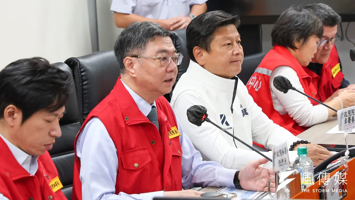 行政院長卓榮泰(左二)、國民黨總召傅崐萁(右三)23日前往中央災害應變中心,關心樺加沙颱風造成馬太鞍溪堰塞湖溢流狀況。(顏麟宇攝)