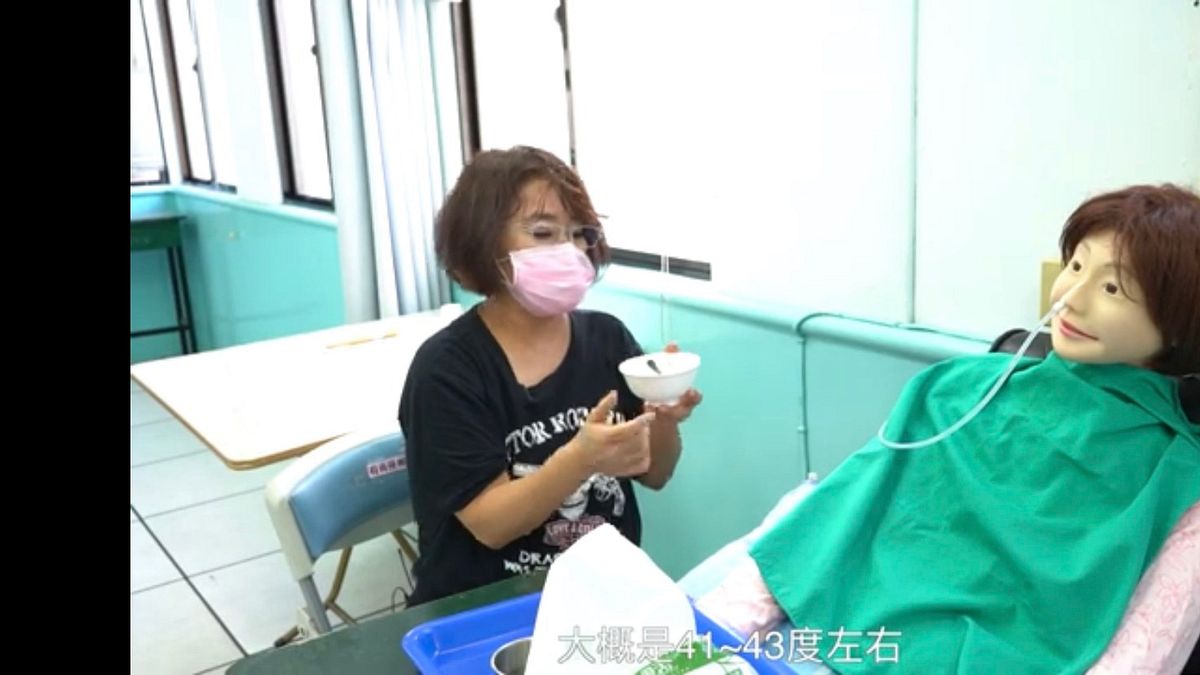 職訓影音課程教授老人照顧基礎技巧。(圖/新北市勞工局提供) 職訓影音課程教授老人照顧基礎技巧。(圖/新北市勞工局提供)