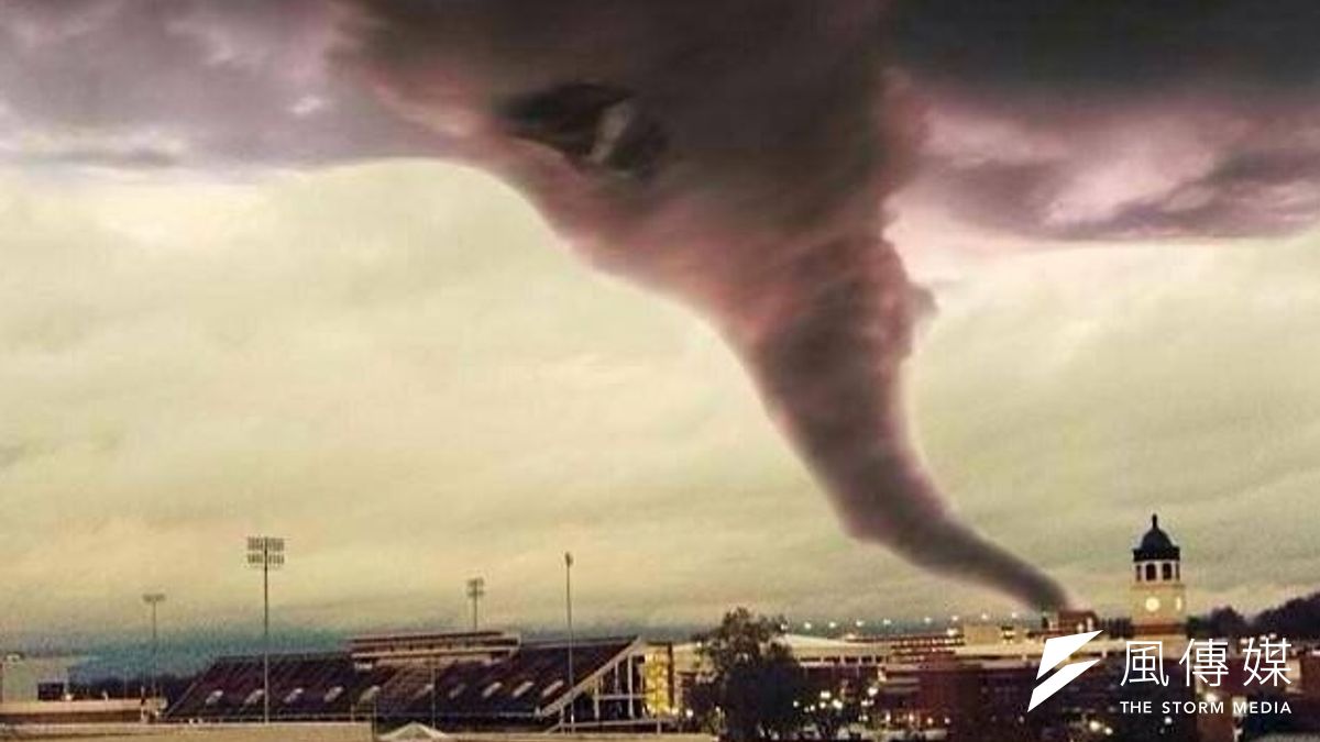 美國中西部地區17日遭強烈風暴襲擊,造成伊利諾等八州多處嚴重災情(取自網路) 美國中西部地區17日遭強烈風暴襲擊,造成伊利諾等八州多處嚴重災情(取自網路)