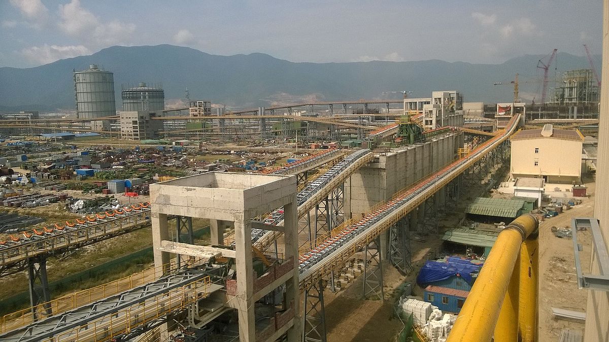 2016年,台塑越南河靜鋼鐵公司因排放有毒廢水,嚴重影響越南沿海省分數萬人生計,還引發了「人權迫害」事件。台塑集團第一時間徹底撇清,嗣後才承認為下包廠商之疏失,卻始終沒有正面面對居民的損失。(取自維基百科,作者Linhcandng) 2016年,台塑越南河靜鋼鐵公司因排放有毒廢水,嚴重影響越南沿海省分數萬人生計,還引發了「人權迫害」事件。台塑集團第一時間徹底撇清,嗣後才承認為下包廠商之疏失,卻始終沒有正面面對居民的損失。(取自維基百科,作者Linhcandng)