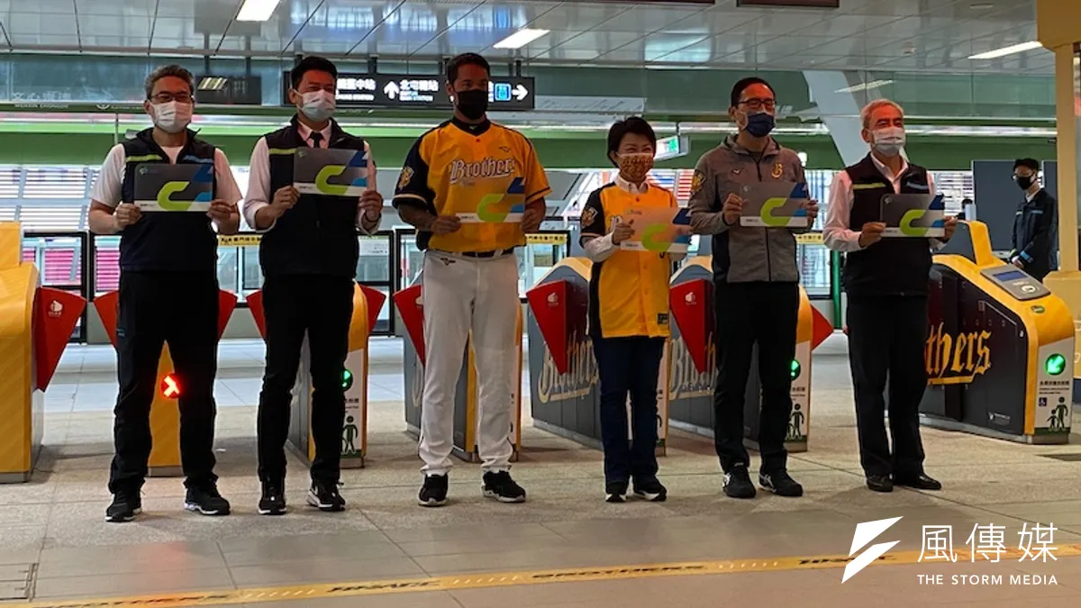 「文心崇德站」打造為中信兄弟「猛瑪•鋼鐸拉」主題車站,市長盧秀燕及中信兄弟明星球員一同參與。(圖/記者王秀禾攝)